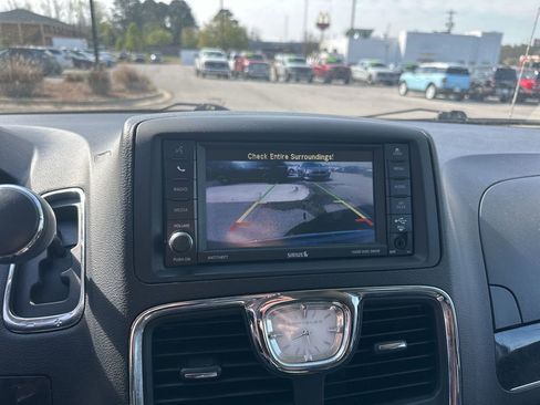 Used 2016 Chrysler Town & Country Touring-L image 17