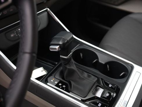 Used 2025 Kia Carnival EX image 9