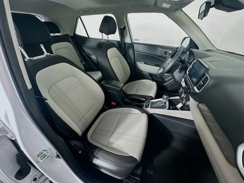 Used 2025 Hyundai Venue SEL FWD image 30