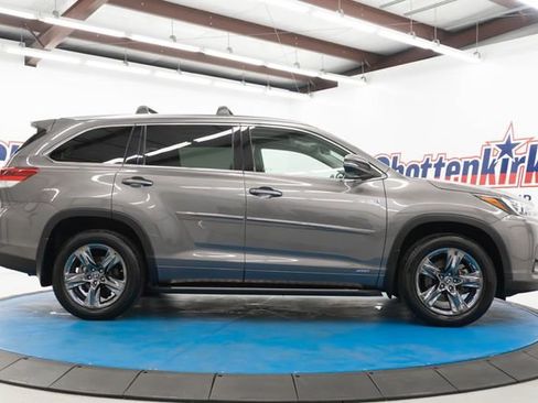 Used 2018 Toyota Highlander Limited Platinum AWD/4WD image 17