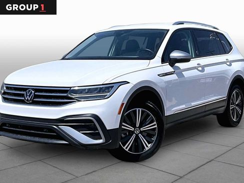 Used 2024 Volkswagen Tiguan SE FWD image 1