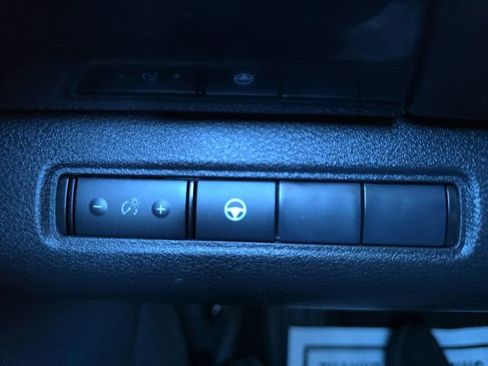 Used 2024 Nissan Pathfinder SV image 10