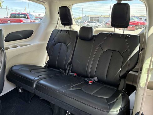 Used 2024 Chrysler Pacifica Touring-L FWD image 24