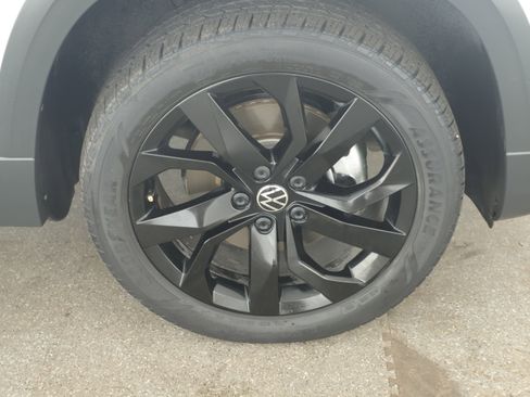Used 2022 Volkswagen Taos SE image 5