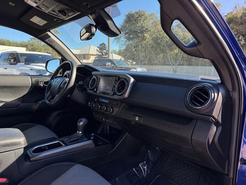 Used 2022 Toyota Tacoma TRD Off-Road image 31