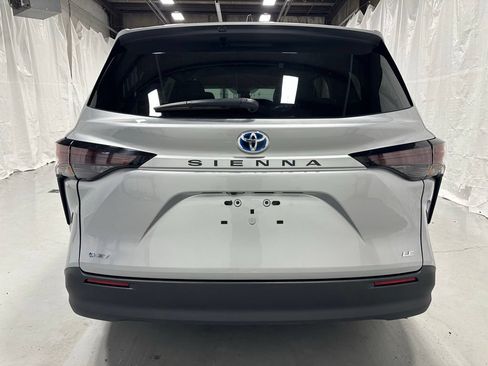 Used 2025 Toyota Sienna LE FWD image 6