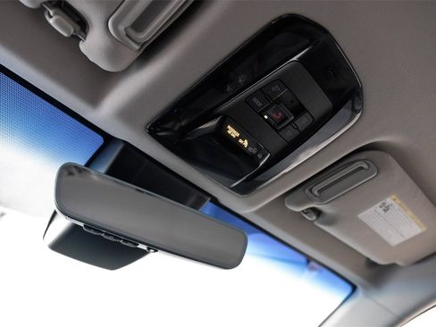 Used 2022 Toyota Venza XLE image 28