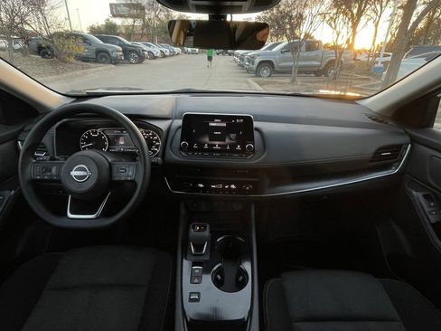 Used 2024 Nissan Rogue SV image 10