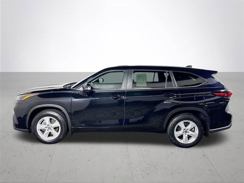 Used 2023 Toyota Highlander LE image 9