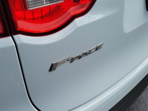 Used 2018 Jaguar F-PACE Prestige image 7
