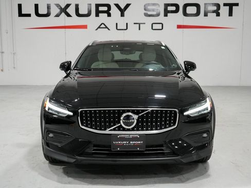 Used 2023 Volvo V60 B5 Cross Country Ultimate w/ Climate Package image 5