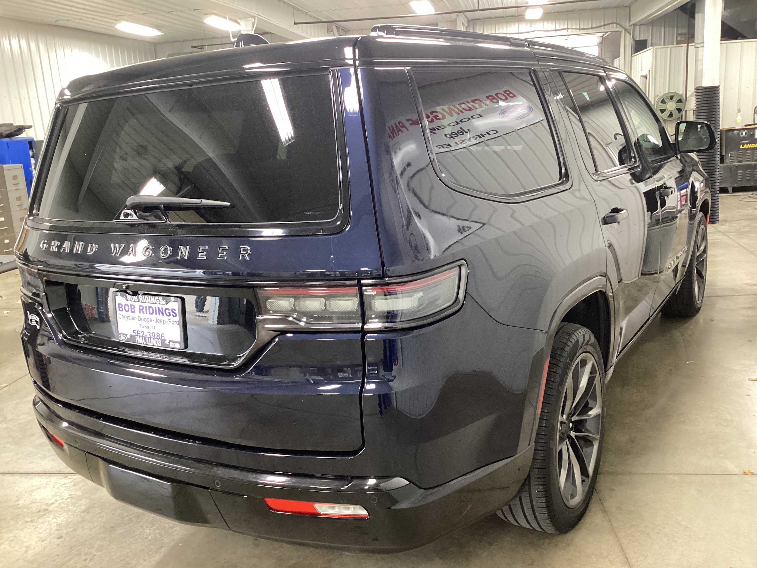 Used 2025 Jeep Grand Wagoneer Series III w/ Rear Seat Video Group 1 AWD/4WD image 8