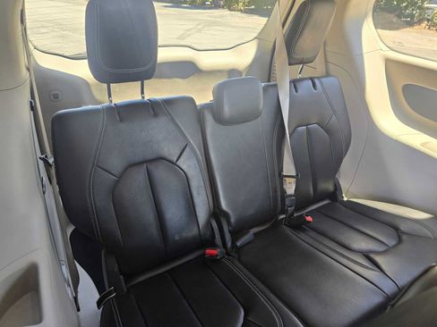 Used 2023 Chrysler Pacifica Touring-L FWD image 13