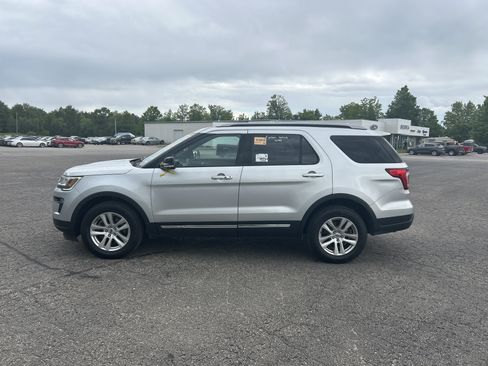 Used 2018 Ford Explorer XLT w/ Equipment Group 202A AWD/4WD image 7