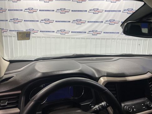 Used 2023 GMC Acadia Denali image 2