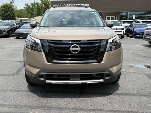 Used 2025 Nissan Pathfinder Platinum w/ Black Appearance Package AWD/4WD image 2
