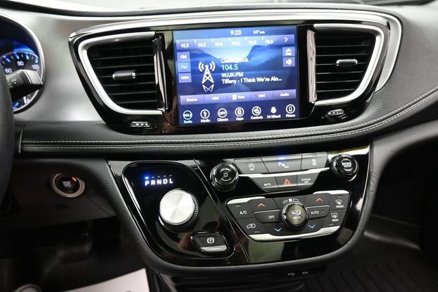 Used 2019 Chrysler Pacifica Limited w/ S Appearance Package FWD image 4