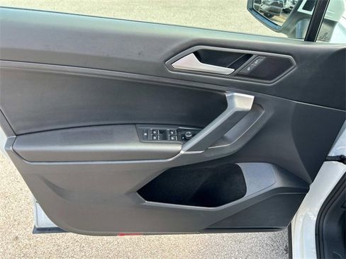 Used 2020 Volkswagen Tiguan SE w/ Panoramic Sunroof Package image 23