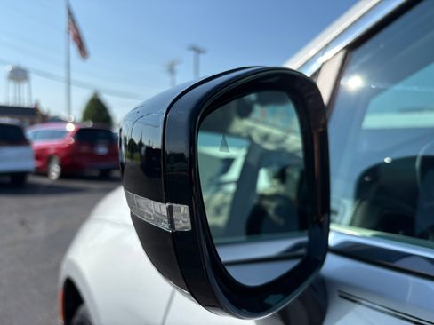 Used 2024 Chrysler Pacifica Touring-L FWD image 10
