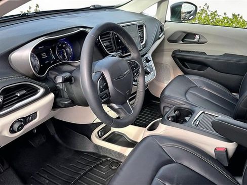 Used 2023 Chrysler Pacifica Touring-L image 13