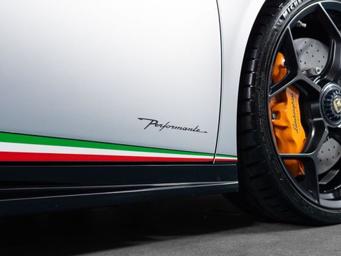 Used 2018 Lamborghini Huracan Performante AWD/4WD image 17