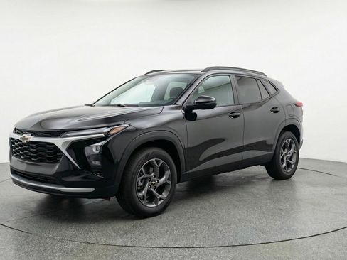 Used 2025 Chevrolet Trax LT FWD image 3