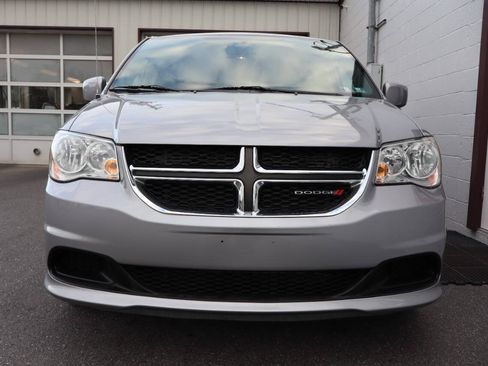 Used 2016 Dodge Grand Caravan SE FWD image 2