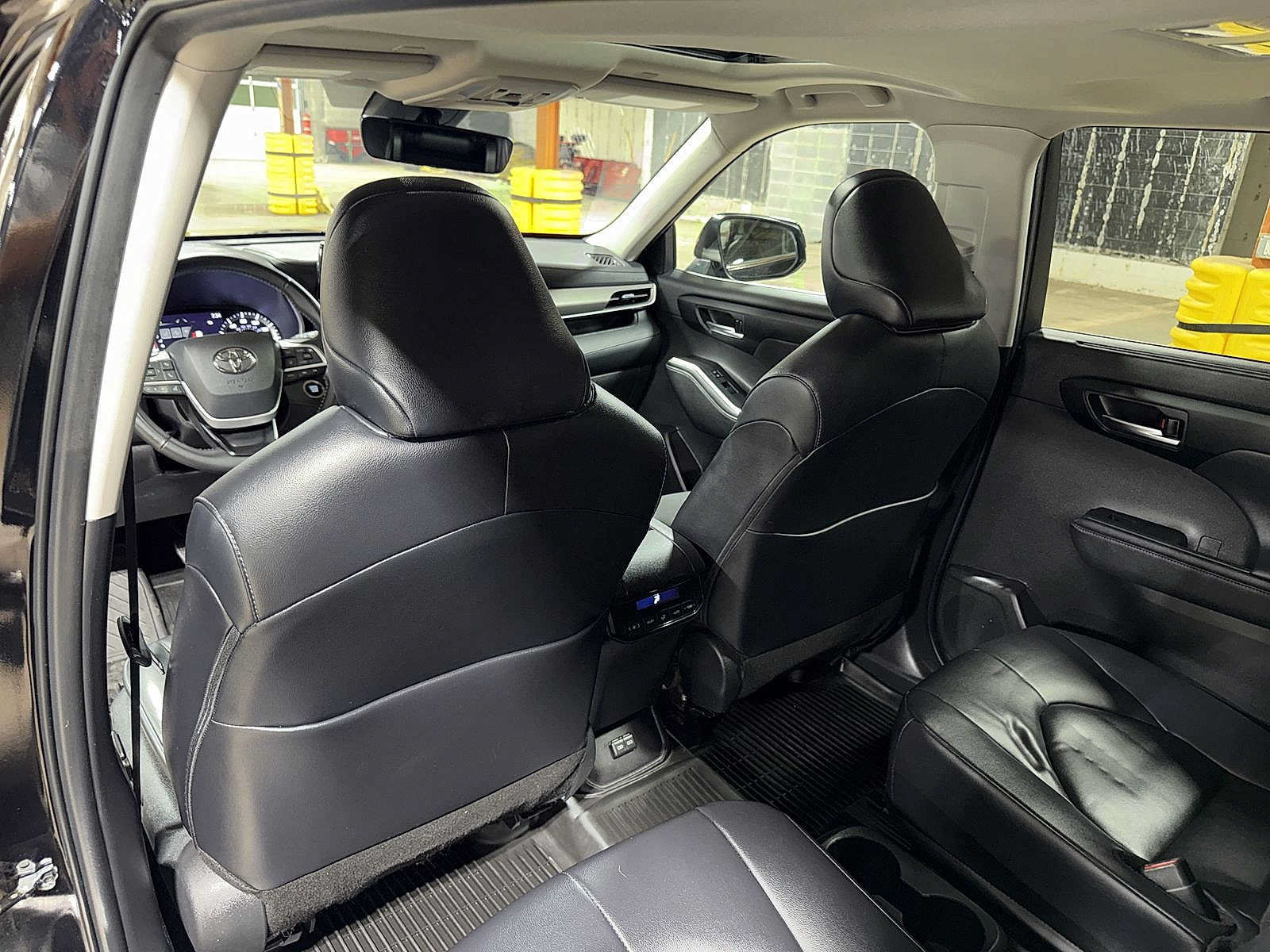 Used 2024 Toyota Highlander XLE AWD/4WD image 30