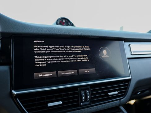 Certified 2023 Porsche Cayenne Platinum Edition image 18