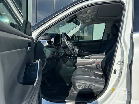 Used 2021 Toyota Highlander XLE image 16