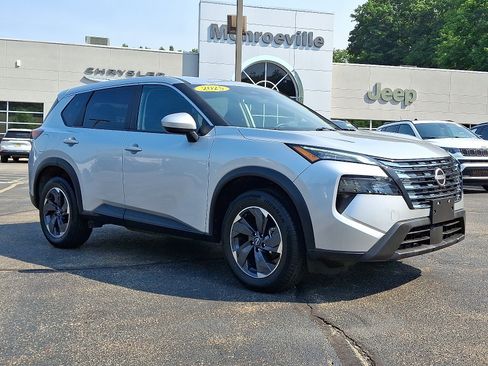 Used 2025 Nissan Rogue SV FWD image 3