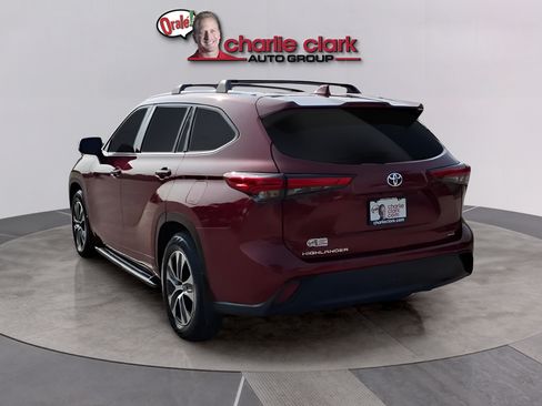 Used 2021 Toyota Highlander XLE FWD image 3