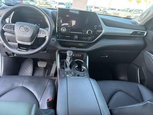Certified 2024 Toyota Highlander Platinum AWD/4WD image 14
