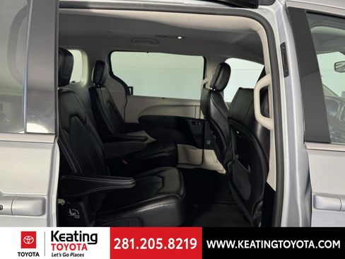 Used 2024 Chrysler Pacifica Touring-L image 18