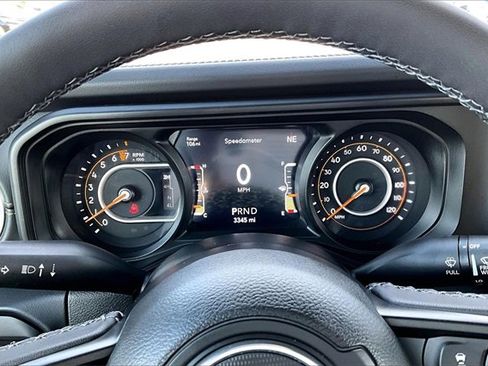 Used 2025 Jeep Gladiator Sport image 12