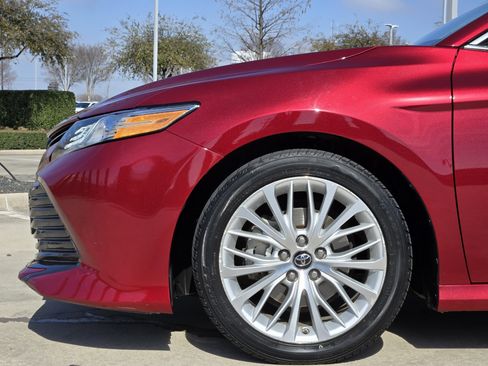 Used 2019 Toyota Camry XLE image 11