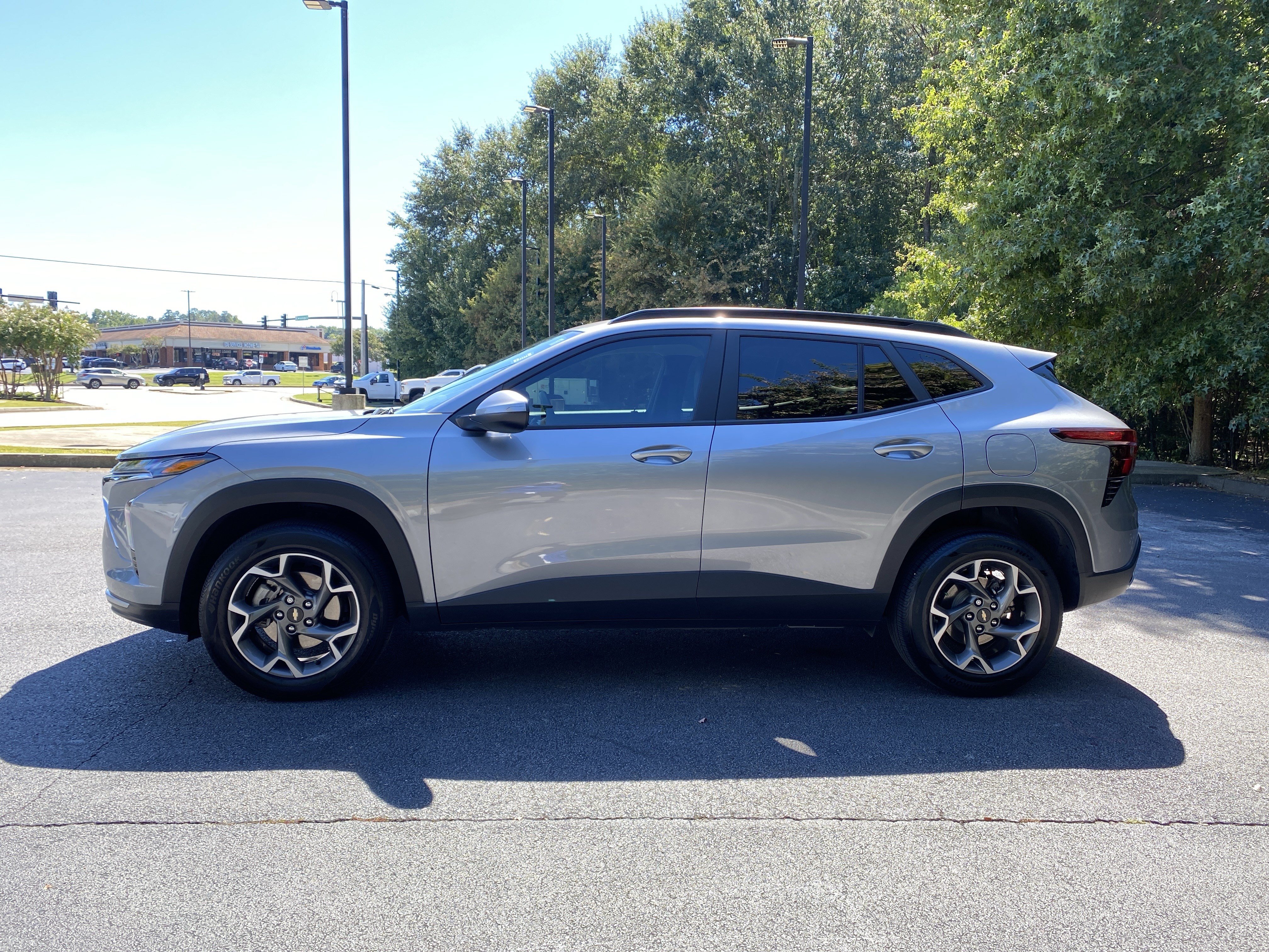 Used 2025 Chevrolet Trax LT w/ Sunroof Package FWD image 6