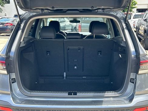 Used 2025 Volkswagen Taos SE FWD image 13