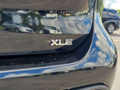 Used 2024 Toyota Highlander XLE FWD image 12