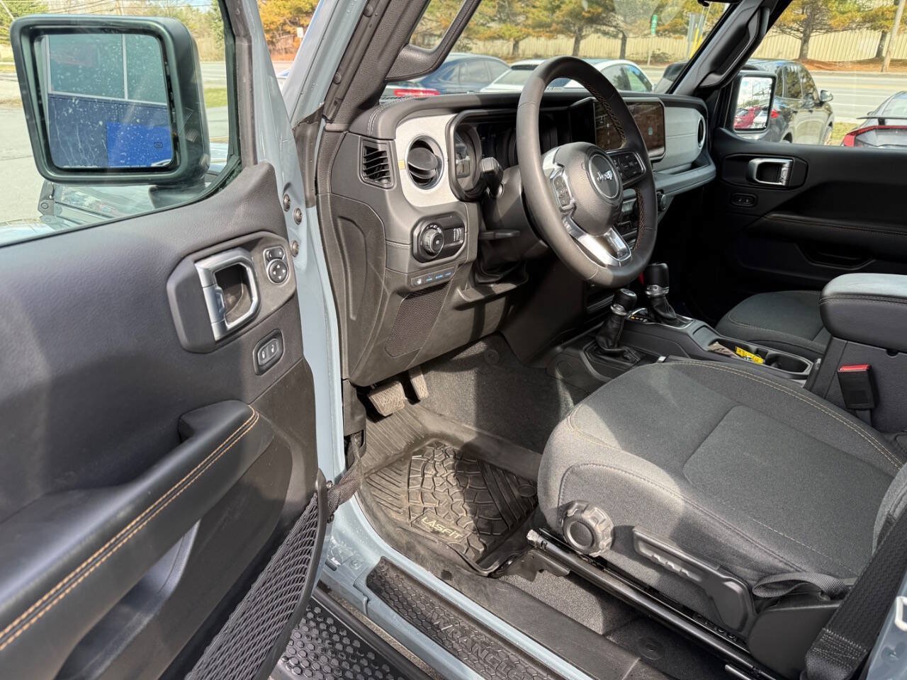 Used 2024 Jeep Wrangler Unlimited Sahara AWD/4WD image 20