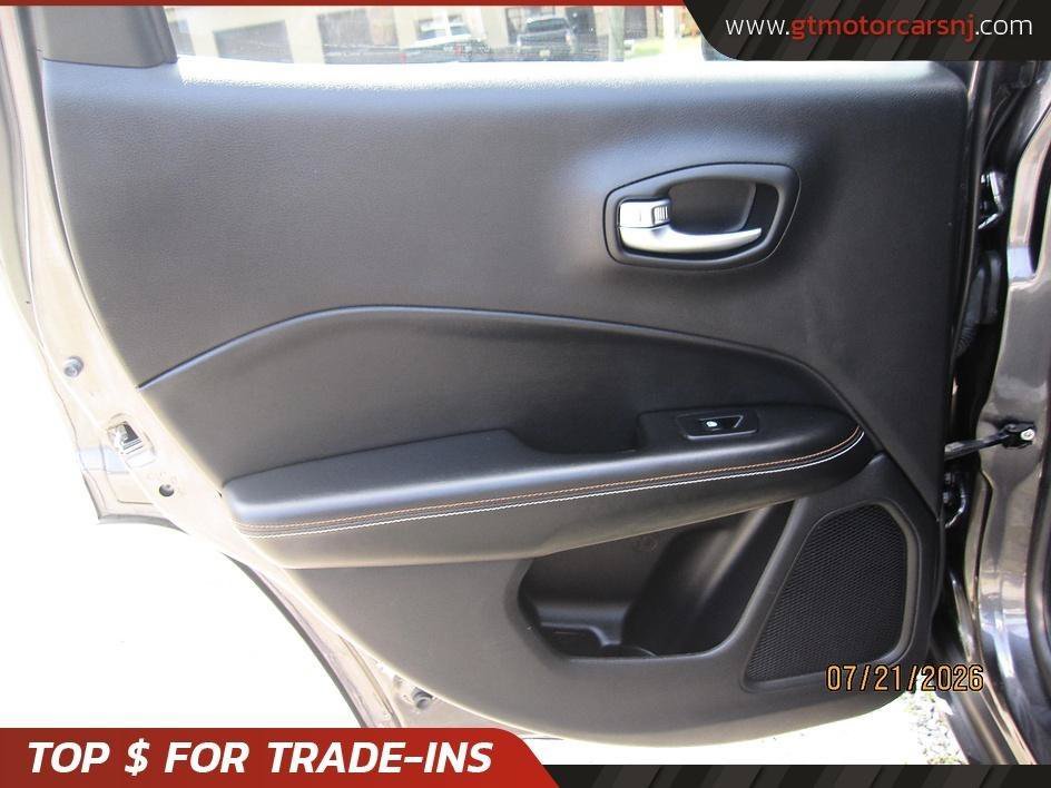 Used 2017 Jeep Compass Latitude w/ Popular Equipment Group AWD/4WD image 18