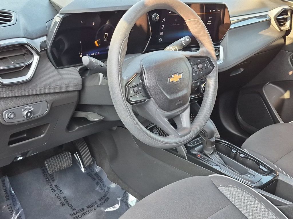 Used 2025 Chevrolet TrailBlazer LT AWD/4WD image 14