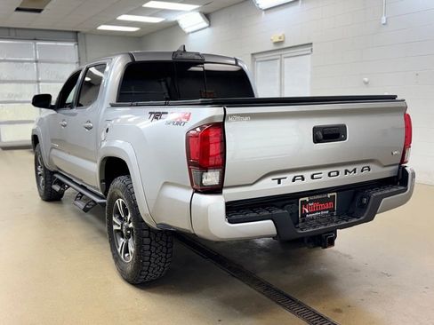 Used 2018 Toyota Tacoma TRD Sport AWD/4WD image 8