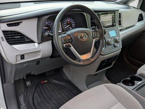 Used 2020 Toyota Sienna LE image 10