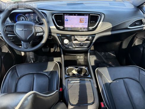 Used 2025 Chrysler Pacifica Limited image 28