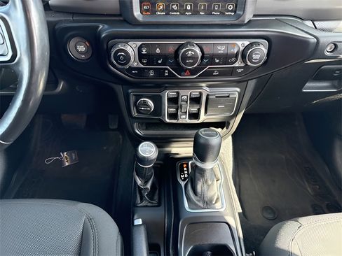 Used 2022 Jeep Gladiator Willys image 15