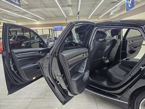 Used 2018 Honda Accord Touring image 15