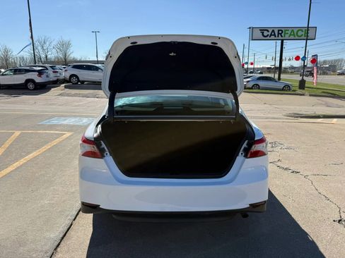 Used 2018 Toyota Camry LE image 12