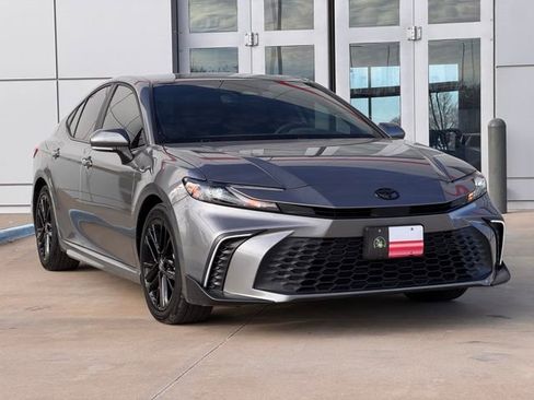 Used 2025 Toyota Camry LE image 57