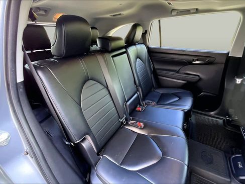 Used 2023 Toyota Highlander XLE AWD/4WD image 20